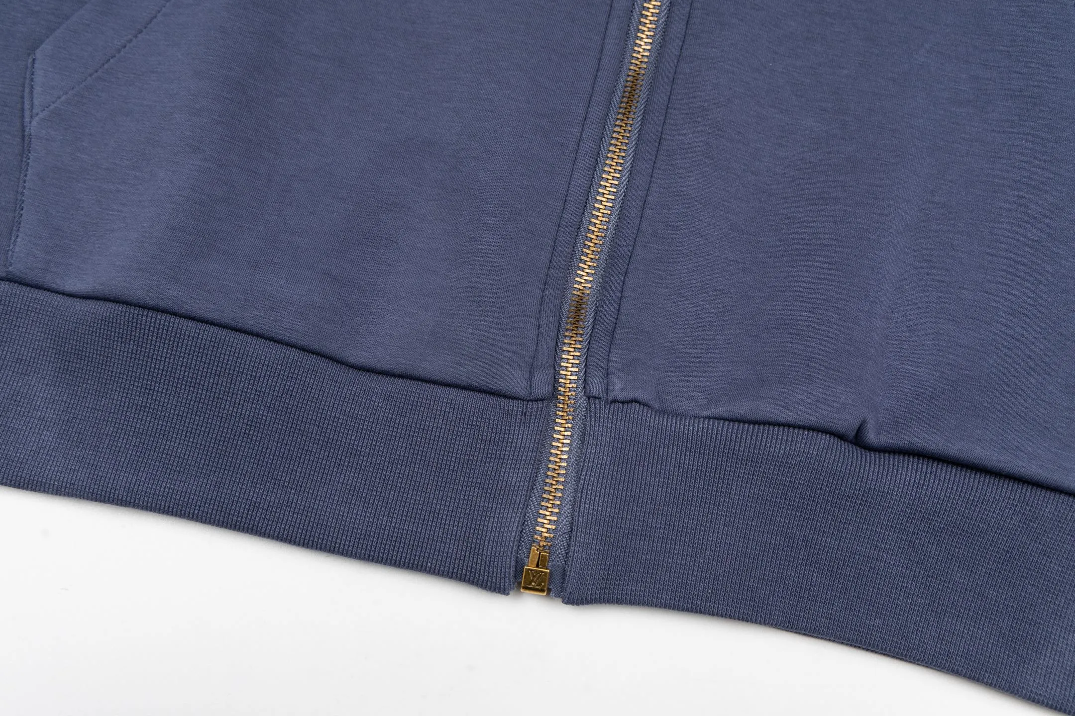 🅿️480 1v logo embroidered pearl pendant hooded jacket (grey blue) The original purchase was 12,000 developed. The fabric is made of 36S 400g double yarn double-sided fabric, with 32S 320g double yarn thread. The double yarn double-sided fabric has high quality and delicate feel. This fabric is usually made by winding two yarns, which adds drape and texture to the fabric. It has good breathability and moisture absorption, can effectively wick away sweat, and keep the body dry and comfortable. Marque L Uuitton deposee embroidery on the chest, simple letter pattern embellishment on the chest, and the letter size spacing effect is consistent. Using linen embroidery thread combined with encrypted processing, the embroidery body has a subtle matte visual texture; the embroidery effect is three-dimensional and full. The smaller the embroidery, the more sophisticated and demanding it is. The embroidery thread is made of imported material, which is more flexible and glossy than ordinary embroidery thread; the stitches are clear and smooth, and have a three-dimensional texture effect. The end of the drawstring is embellished with beads, and the zipper front is decorated with beaded Monogram flowers. The entire line has exclusive original developed pearl series accessories, and customized imported pearls of the same size are paired with new lettering metal compositions. String the pearls together according to a certain order and rules, choose high-quality pearls, the beading craftsmanship is fine, the material is safe and harmless, and the pearl beads add highlights. Size:S-M-L-XL